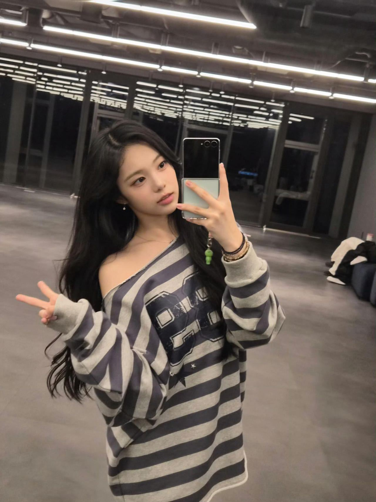 Hearts2Hearts IAN Inspired 89 Star Striped Off-Shoulder Long Sleeve 