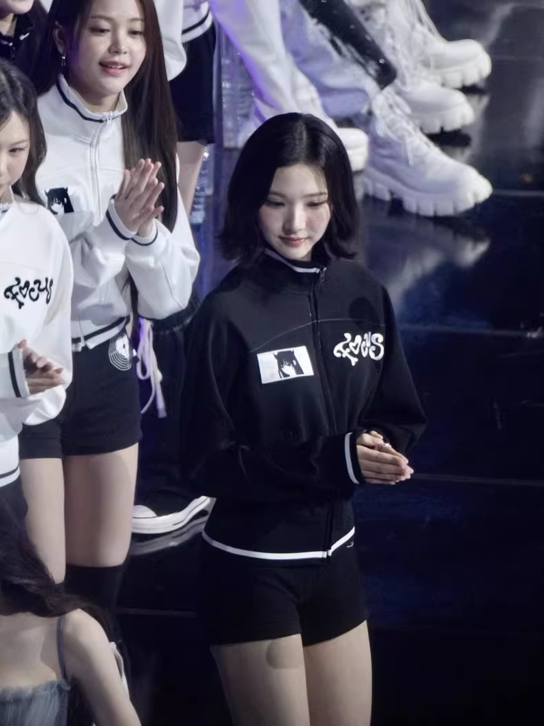 Hearts2hearts Focus Inspired Cropped Anime Graphic Zip-Up Jacket