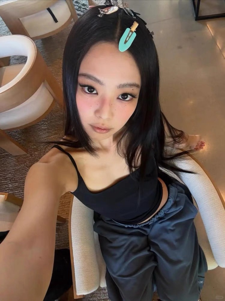 Blackpink Jennie Inspired Lettering Logo Sweatpants