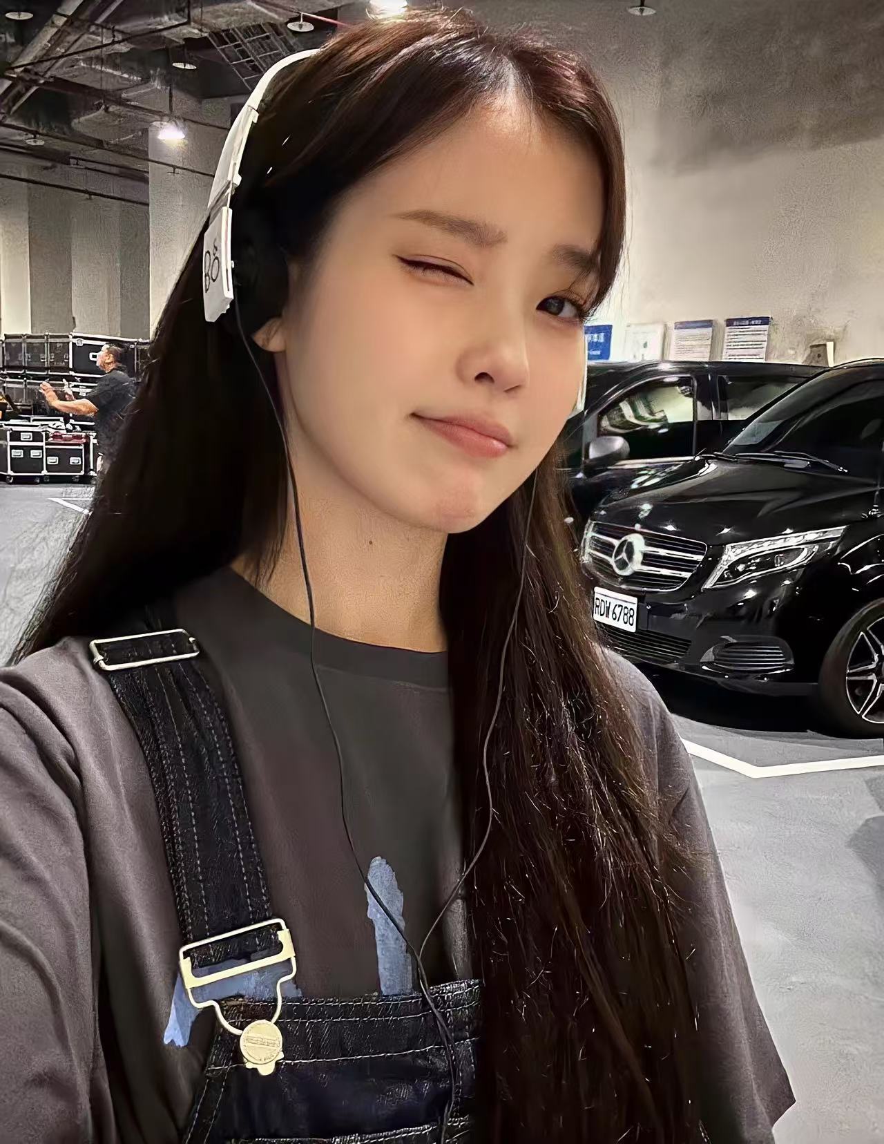 IU x Blackpink Jennie Inspired Doodle Puppy Tee