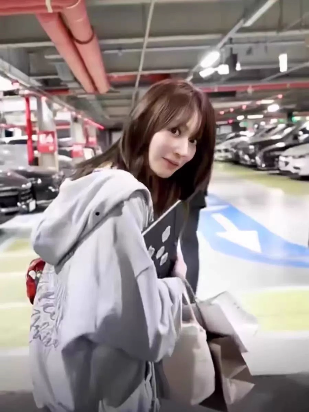 LE SSERAFIM Sakura Inspired Star Wing Zip-up Hoodie