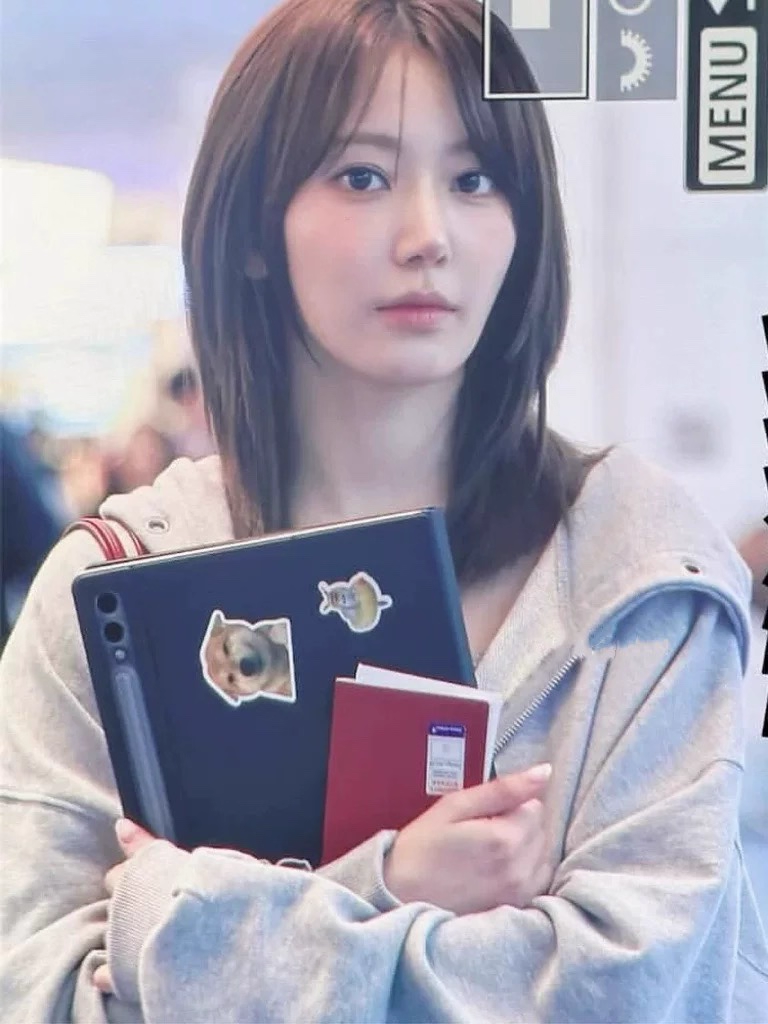 LE SSERAFIM Sakura Inspired Star Wing Zip-up Hoodie