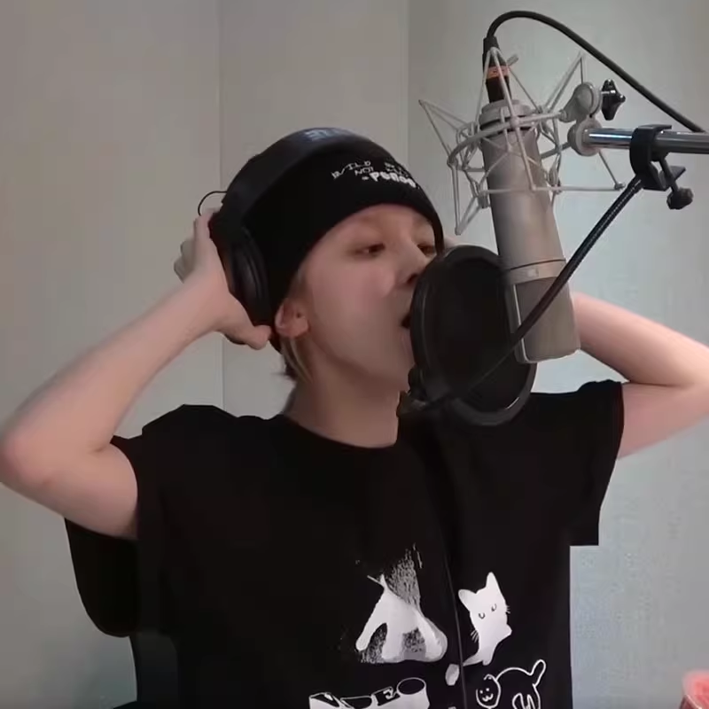 IVE Rei & (G)I-DLE Yuqi Inspired Cat-themed Illustration T-shirt