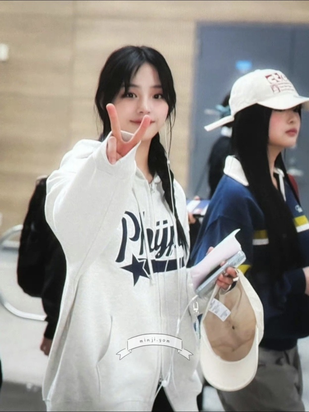 NewJeans&NMIXX&GIDLE Inspired Embroidered Letter Zip-Up Hoodie