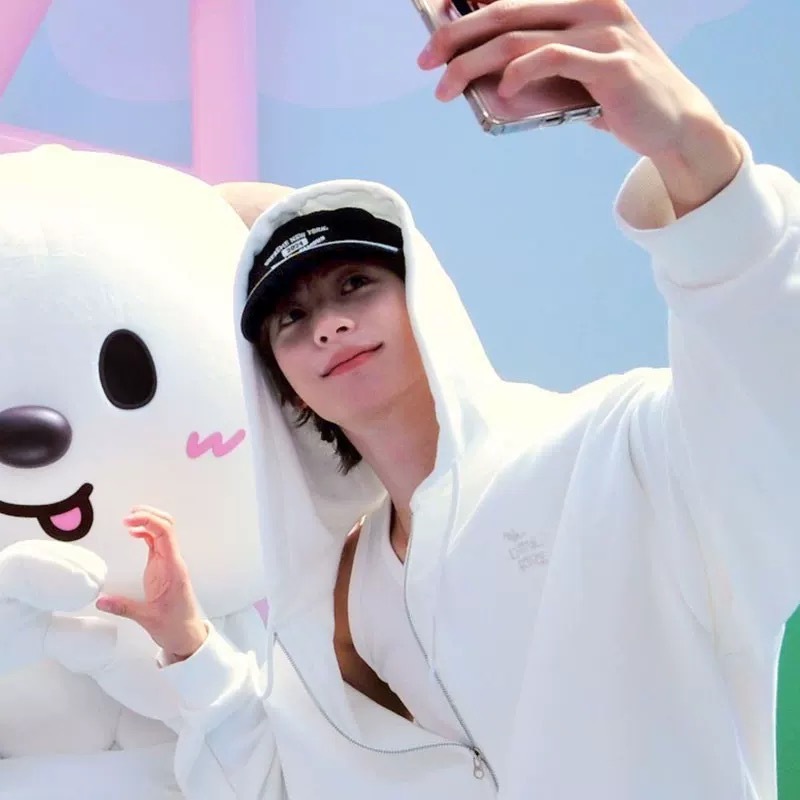 RIIZE Pop-Up Collaboration Inspired Graphic Zip-Up Hoodie