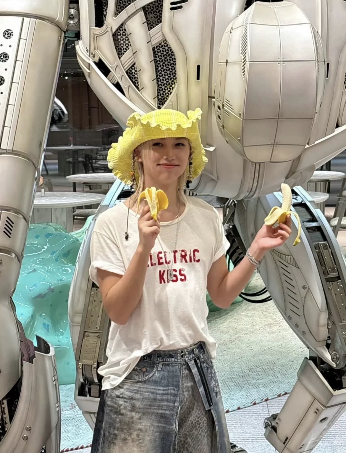 Straykids Felix inpisred Ann ELECTRIC KISS print tshirt