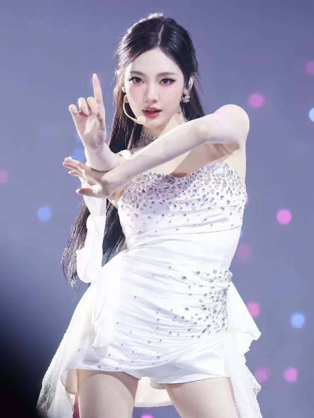 aespa NingNing same white bustier dress heavy nail drill