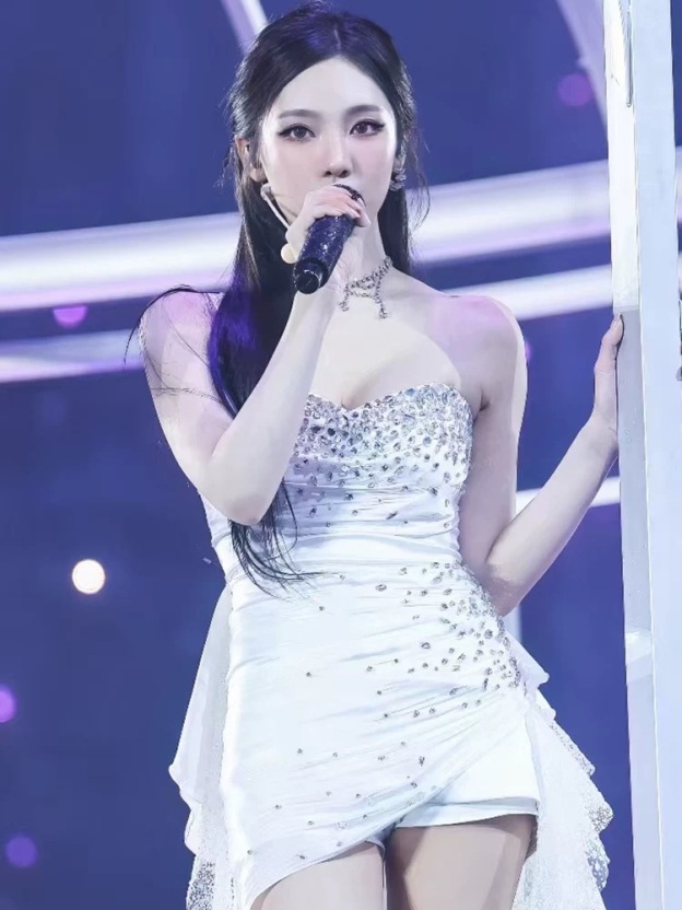 aespa NingNing same white bustier dress heavy nail drill