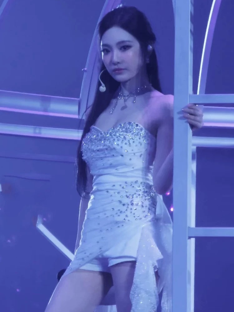 aespa NingNing same white bustier dress heavy nail drill