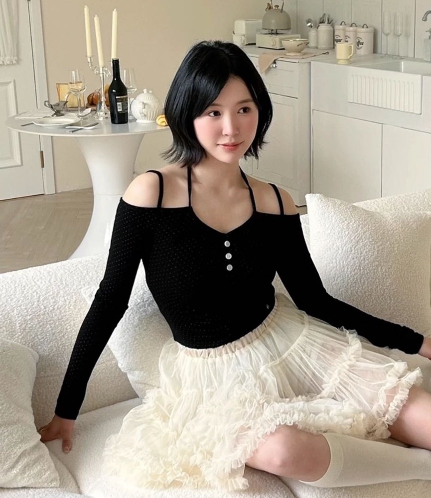 VE Kim Gaeul Inspired Dot Print Off-Shoulder Tee