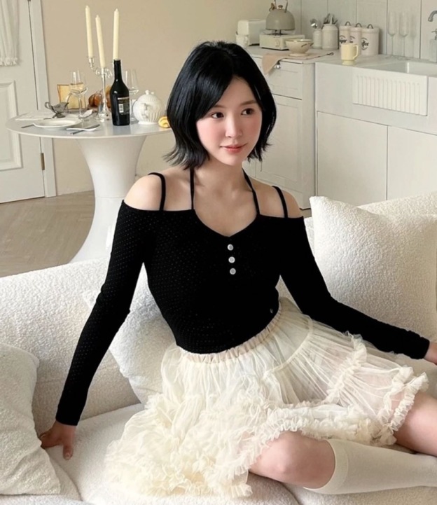 VE Kim Gaeul Inspired Dot Print Off-Shoulder Tee