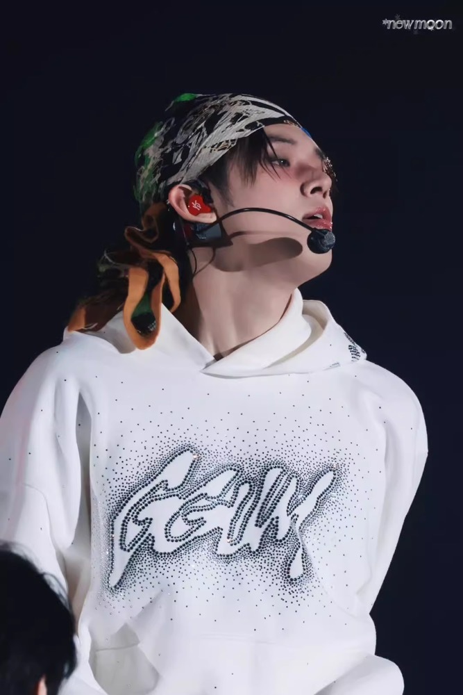 TXT Yeonjun -White GGUM Rhinestone Hoodie 