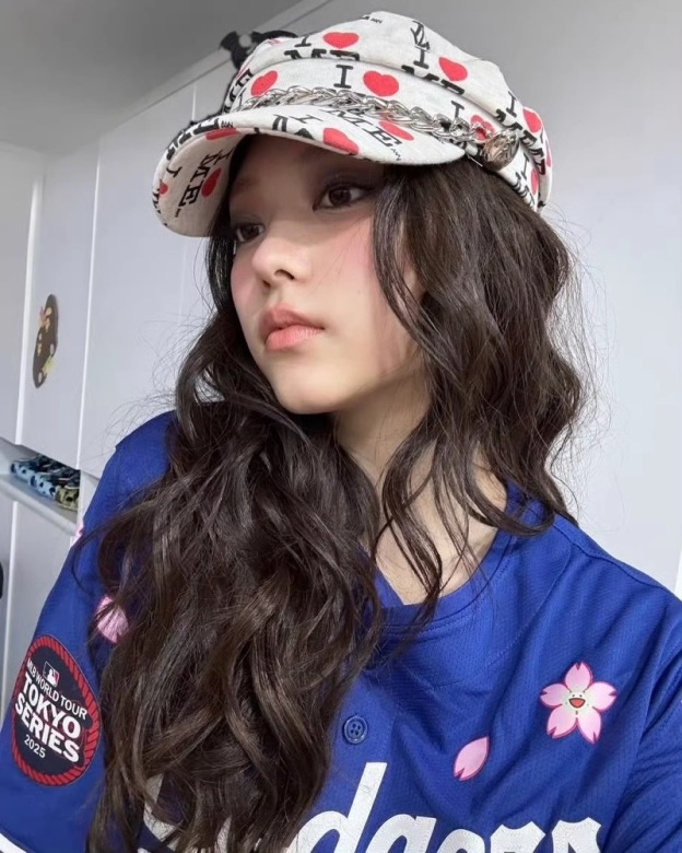 Custom HANNI & HAERIN 2025 Tokyo Dodgers Sakura Jersey – NEWJEANS Kpop Idol Inspired Baseball Jacket