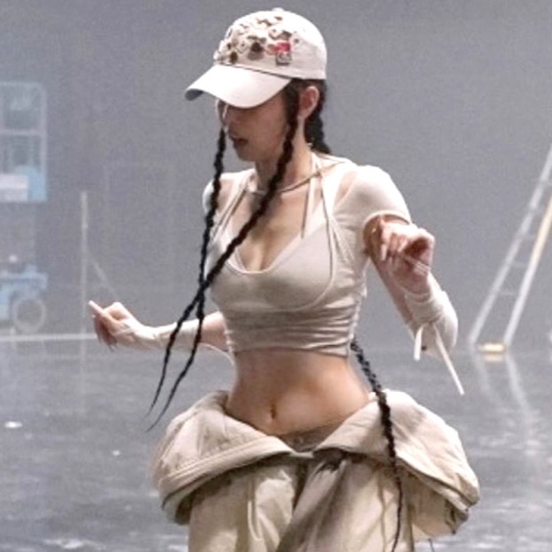 Blackpink Jennie-Hello kitty bra shirt set