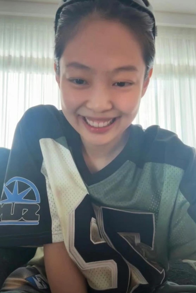 BLACKPINK Jennie Inspired Vintage V-Neck Baseball Jersey Tshirt