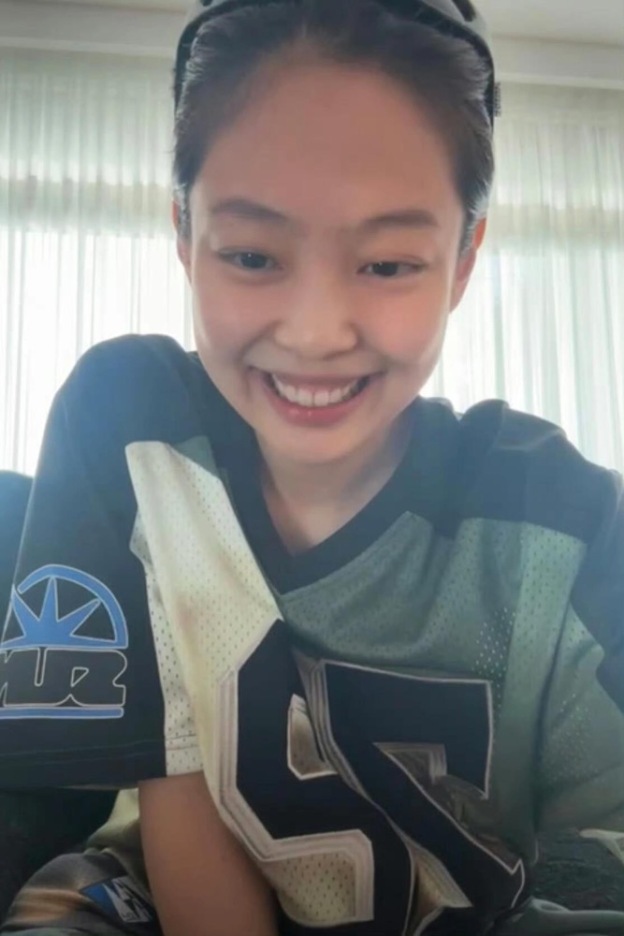 BLACKPINK Jennie Inspired Vintage V-Neck Baseball Jersey Tshirt