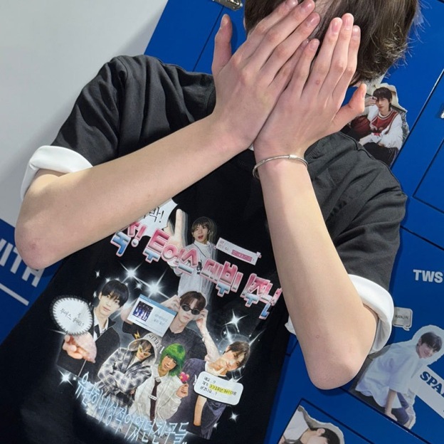 TWS one-year anniversary neighboring same short T-shirt