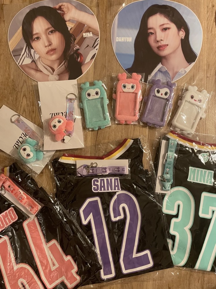 TWICE 5TH WORLD TOUR 'READY TO BE' IN JAPAN SPECIAL OFFICIAL Tshirt