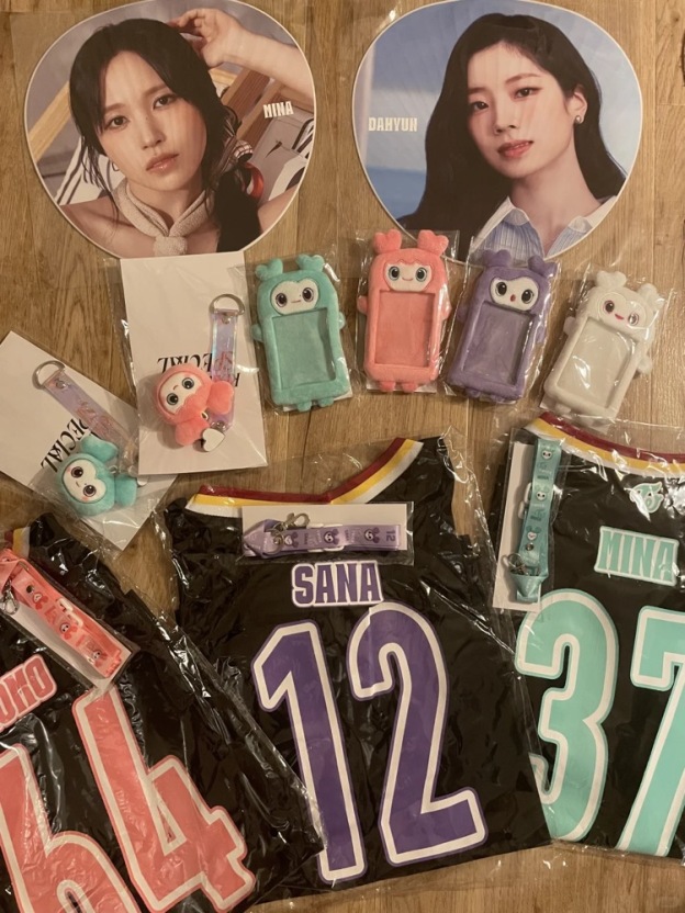 TWICE 5TH WORLD TOUR 'READY TO BE' IN JAPAN SPECIAL OFFICIAL Tshirt