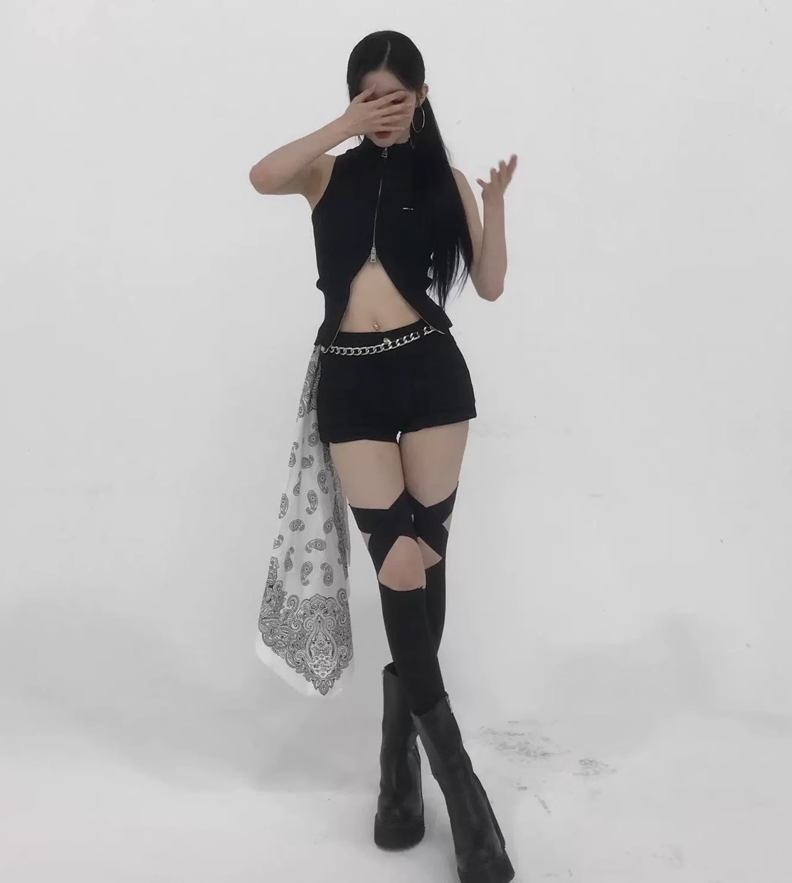 Babymonster ASA-Black Zip Top Chain Shorts Set 