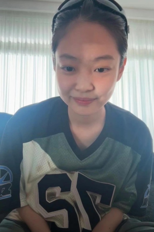 BLACKPINK Jennie Inspired Vintage V-Neck Baseball Jersey Tshirt