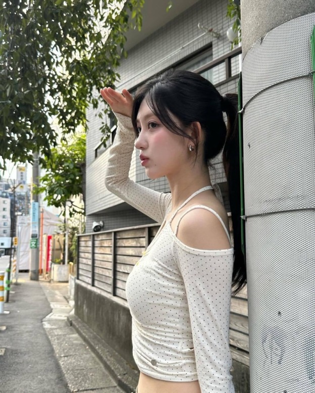 VE Kim Gaeul Inspired Dot Print Off-Shoulder Tee