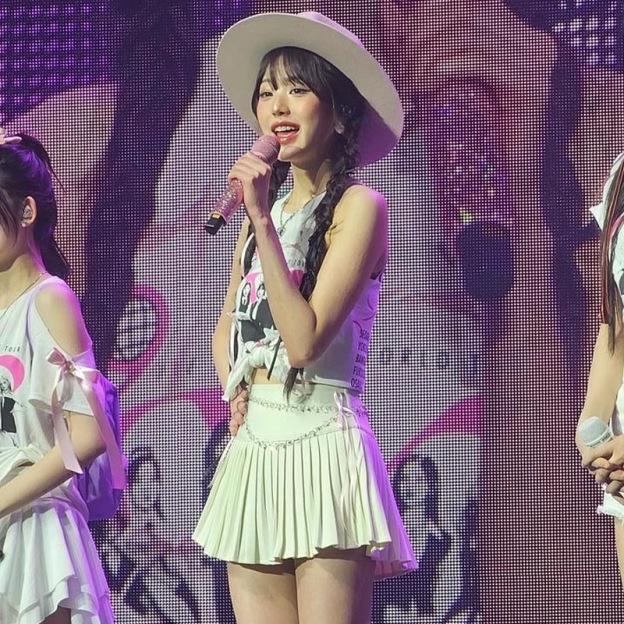 IVE WonYoung-White Vest Pleated Skirt Suit