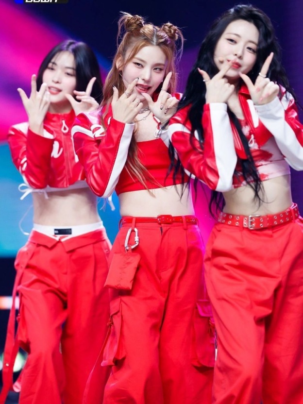 ITZY CAKE Performance-Inspired Red Hip-Hop Dance Set
