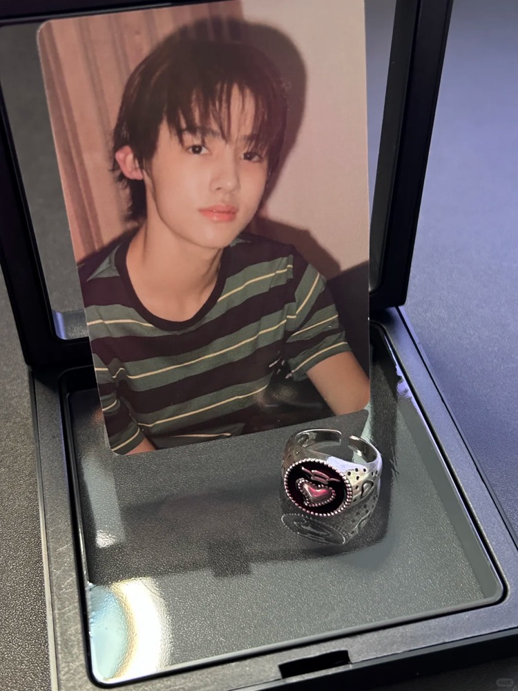 Cortis Seonghyeon Inspired Orbital Heart Signet Ring