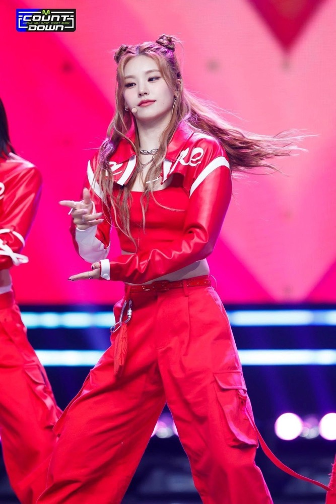 ITZY CAKE Performance-Inspired Red Hip-Hop Dance Set