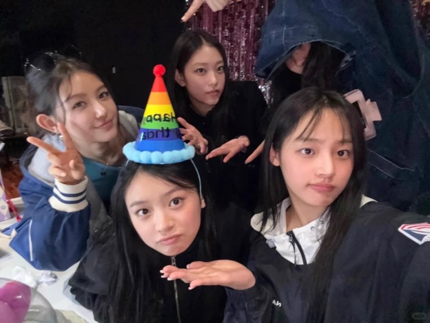 NewJeans Bunnies club-Inspired Hoodie Zip-Up Jacket-NJZ