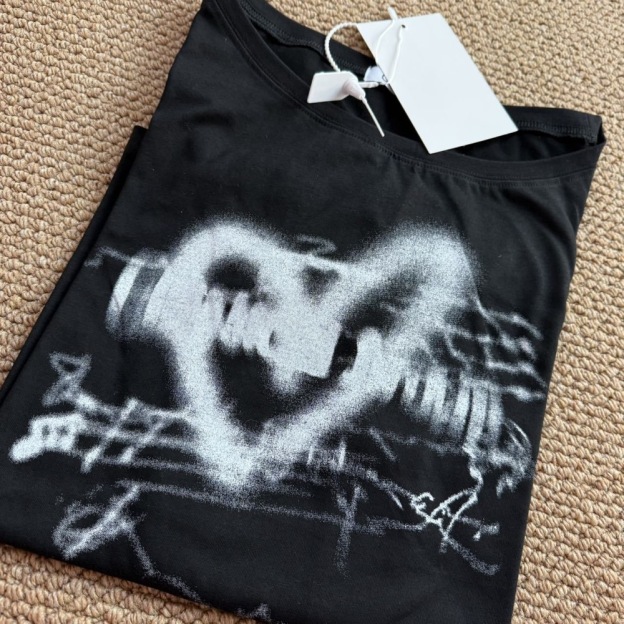 IVE&NJZ&ITZY- Inspired Heart Print Boat Neck Off-Shoulder Tee