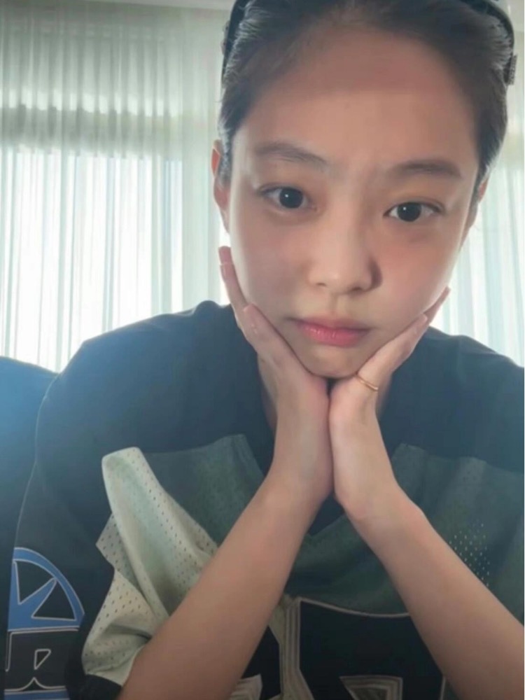 BLACKPINK Jennie Inspired Vintage V-Neck Baseball Jersey Tshirt