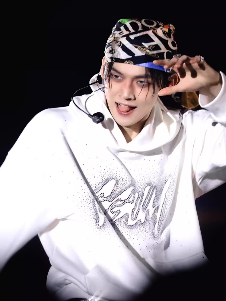 TXT Yeonjun -White GGUM Rhinestone Hoodie 