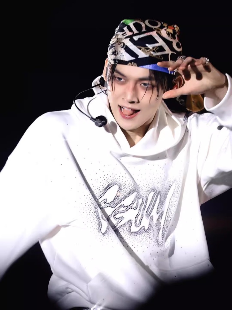 TXT Yeonjun -White GGUM Rhinestone Hoodie 