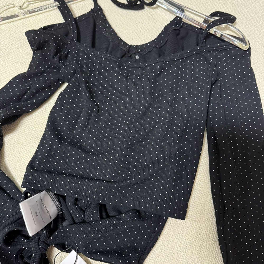 VE Kim Gaeul Inspired Dot Print Off-Shoulder Tee