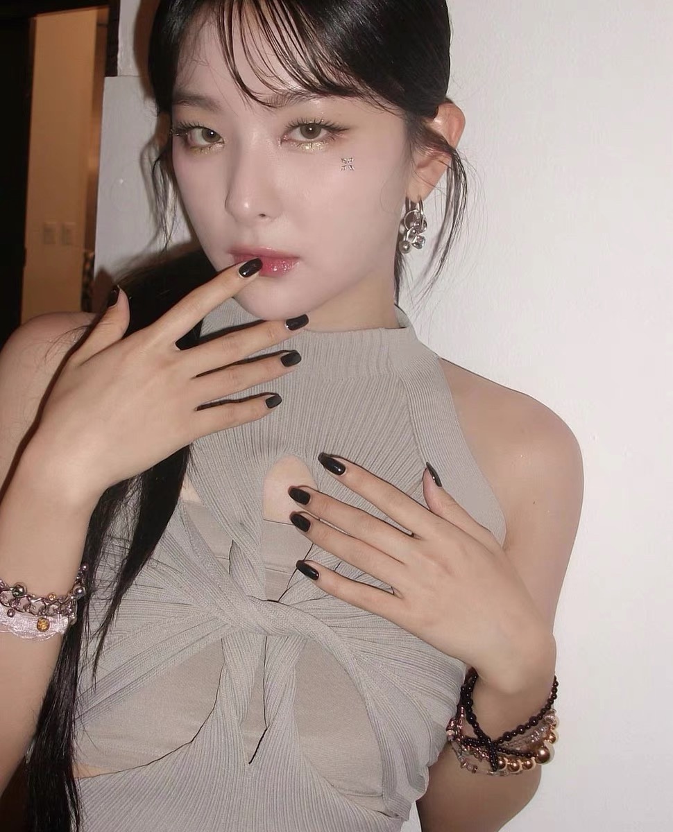 Blackpink Rosé & Red Velvet Seulgi Inspired Cut - Out Knit Top
