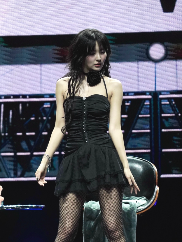 Red Velvet Seulgi Black Halter Strap Dress