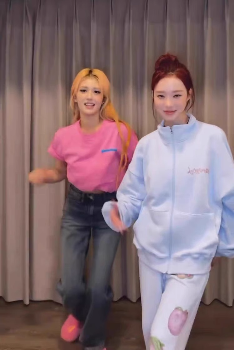 Blackpink Jennie&Aespa Ningning Winter Strawberry Zip-up Sweatshirt Sweatpants Set