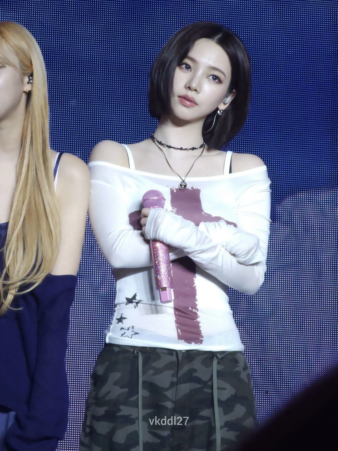 Fitted Long Sleeve Crew Neck T-shirt with Cross Print-Aespa Karina