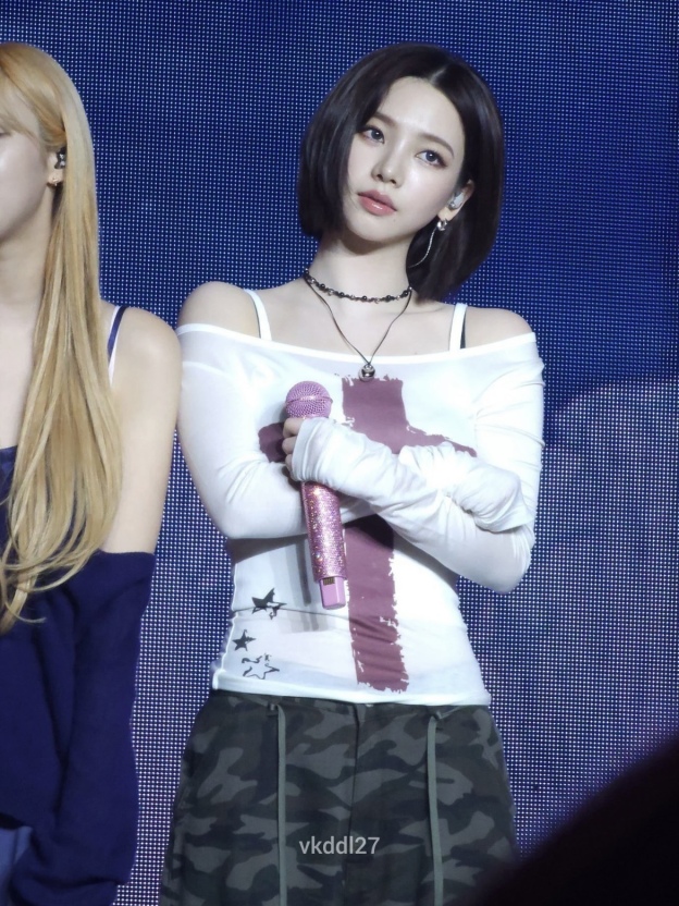 Fitted Long Sleeve Crew Neck T-shirt with Cross Print-Aespa Karina