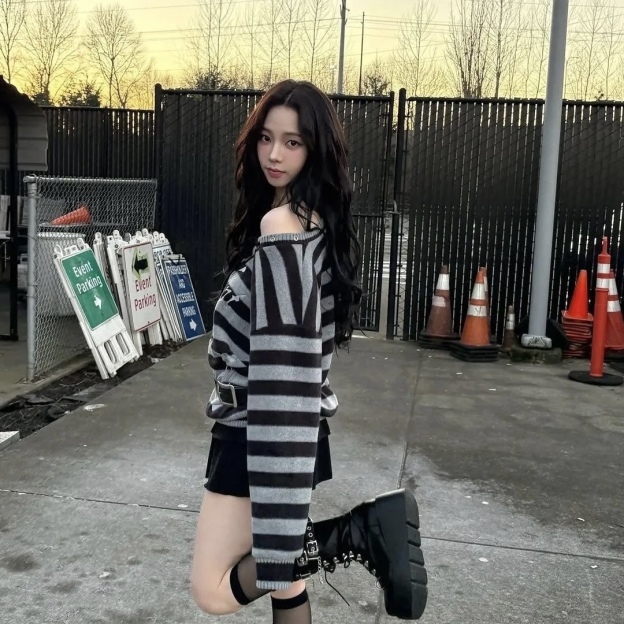 Striped V-neck lightweight long-sleeve knit sweater-Aespa Karina