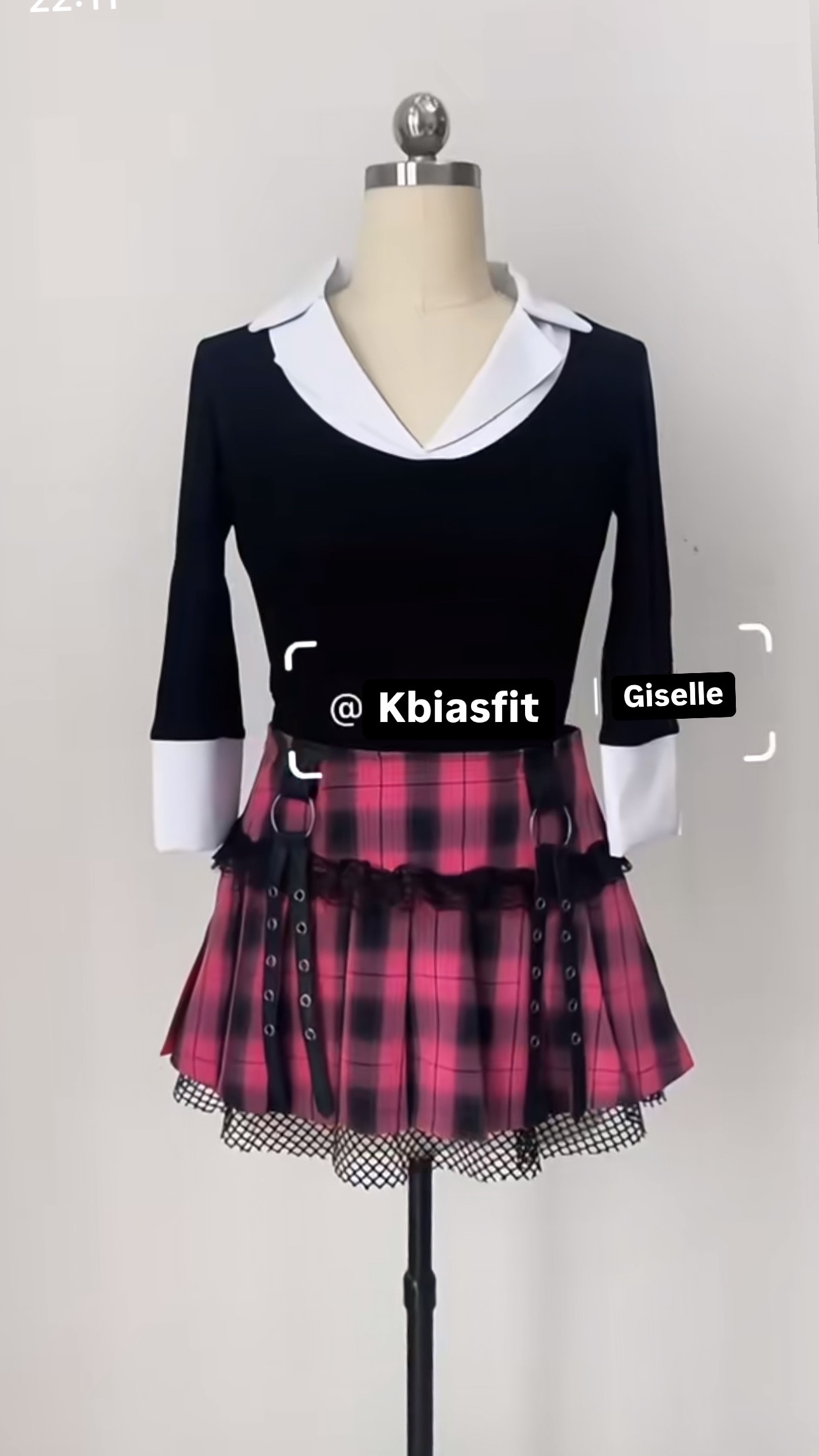 Aespa Giselle-Colorblocked T-Shirt Pink Plaid skirt Set