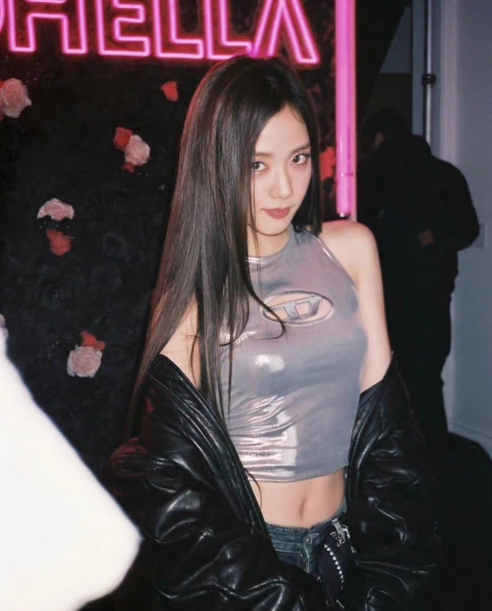 Blackpink Jisoo Inspired Metallic Halter Crop Top
