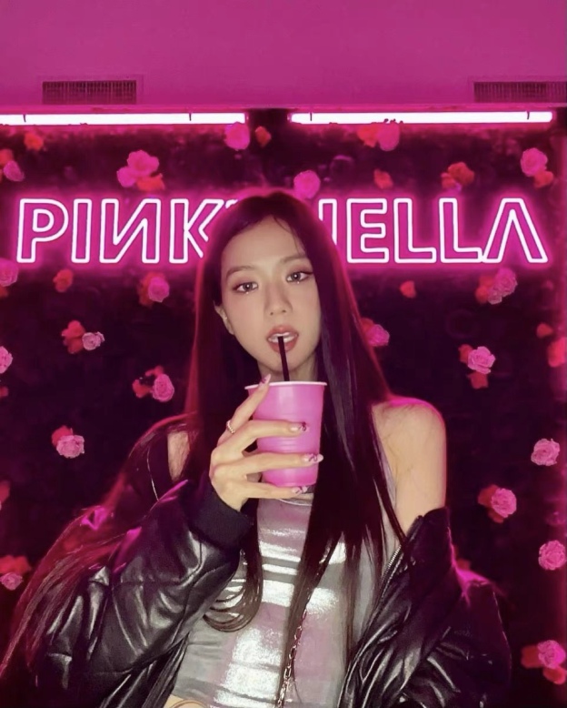 Blackpink Jisoo Inspired Metallic Halter Crop Top
