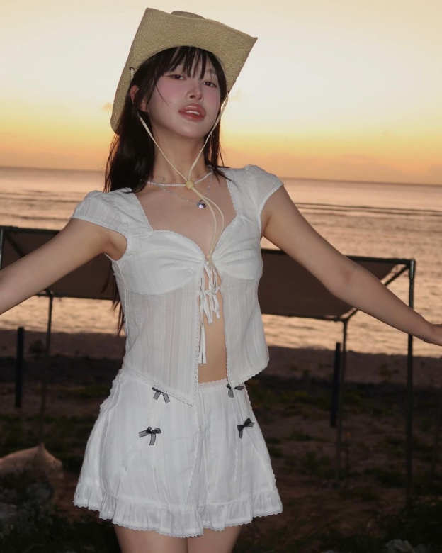 Gidle Minnie Bow Lace Mini Skirt