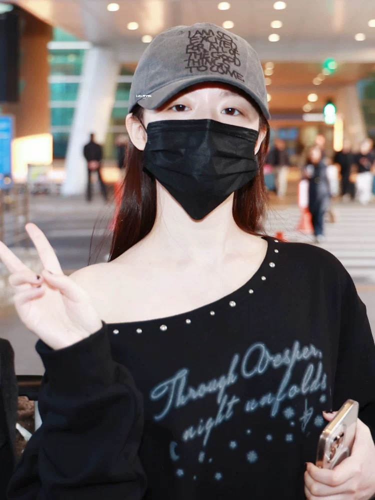 Gidle Shuhua Inspired Rivet Off-Shoulder Sweatshirt