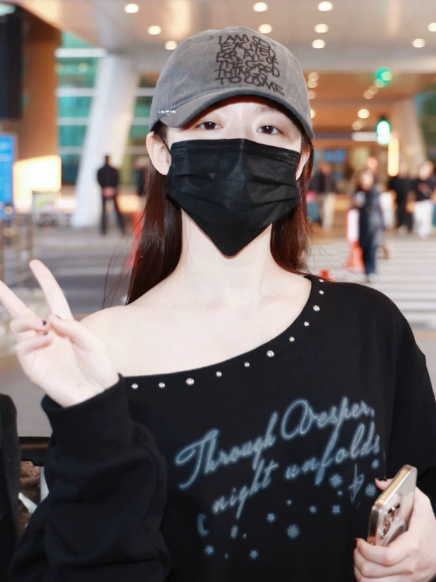 Gidle Shuhua Inspired Rivet Off-Shoulder Sweatshirt