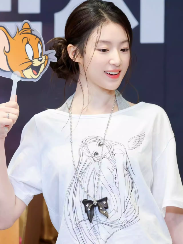 GIDLE SHUHUA Inspired Manga Girl Illustration Off Shoulder Tee