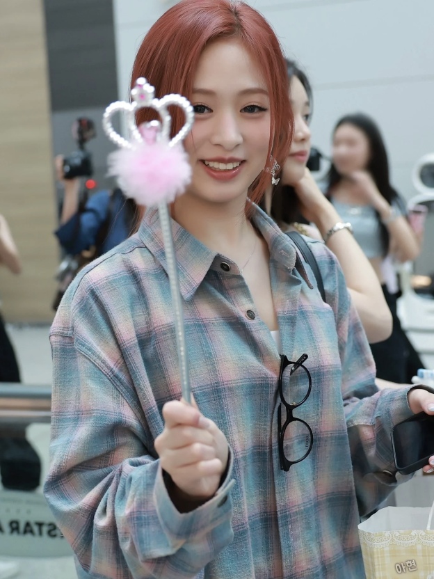 LE SSERAFIM Sakura& BABYMONSTER Ahyeon Inspired Colorblock Plaid Shirt